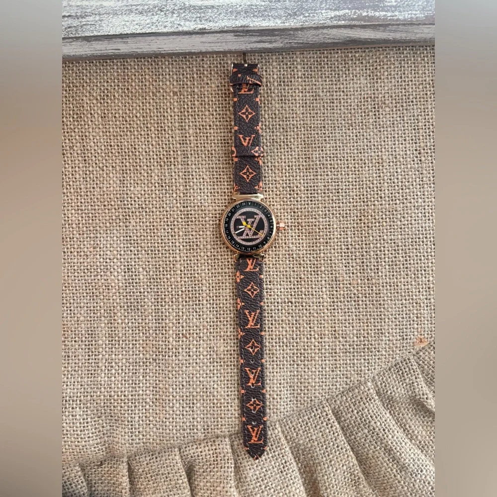FAUX LOUIS VUITTON SMALL FACED WOMEN WATCH - Picture 2 of 6